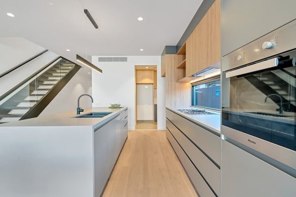 Comment optimiser l'espace dans une cuisine avec une implantation en L?