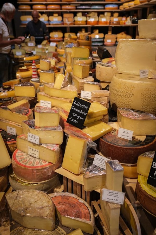 Quelles sont les caractéristiques d'un bon déshumidificateur pour une cave à fromages ?