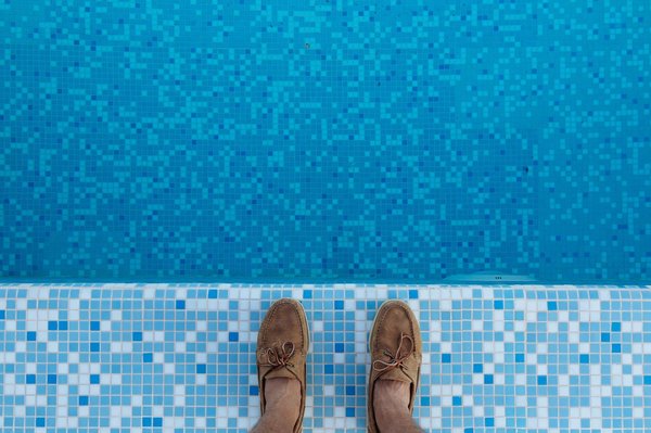 Comment concevoir une piscine avec une acoustique optimisée pour les événements et compétitions?