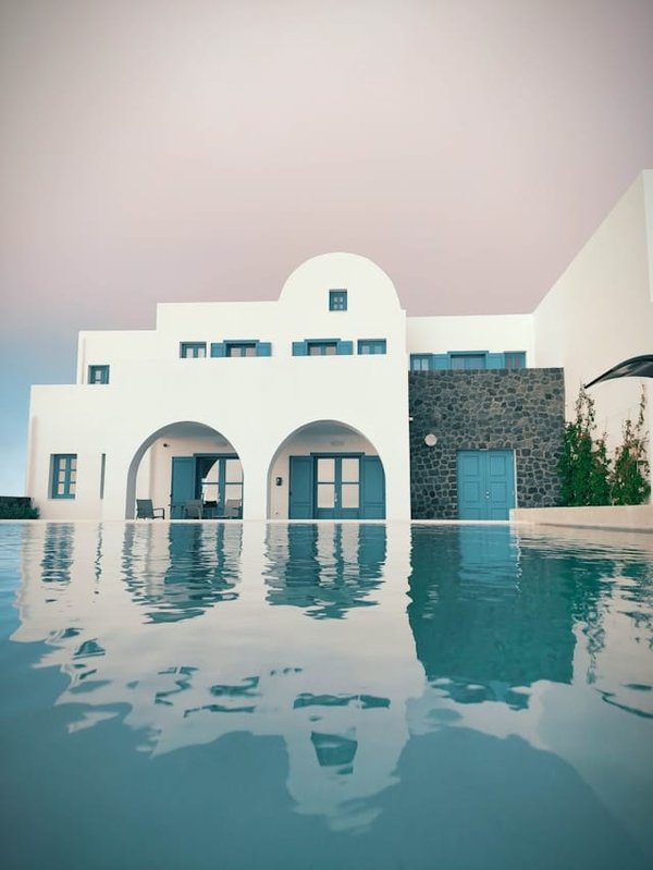 Quel est le meilleur moyen de réduire le bruit d'une piscine intérieure pour un environnement de détente?