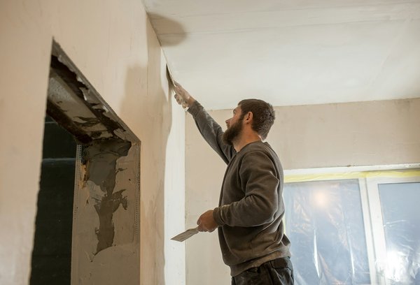 Quels sont les services offerts par un plaquiste à Angers ?